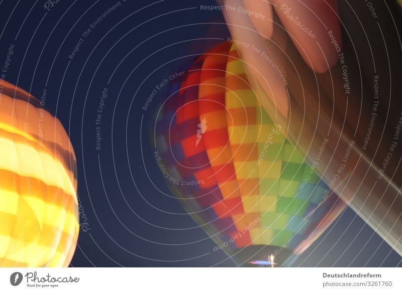 Heißluftballon Ballone Bewegung entdecken fahren fliegen frei Unendlichkeit blau mehrfarbig gelb grün orange rot Romantik Freiheit Abenteuer Freizeit & Hobby