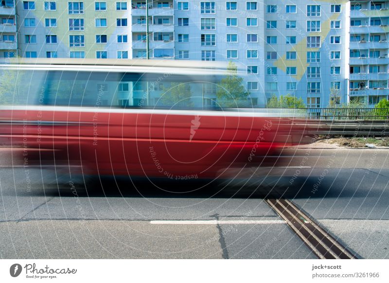 Tempolimit auf der Stadtautobahn Pankow Plattenbau Fassade Verkehrswege Kleintransporter Betonplatte fahren Geschwindigkeit trist Mobilität Symmetrie abstrakt