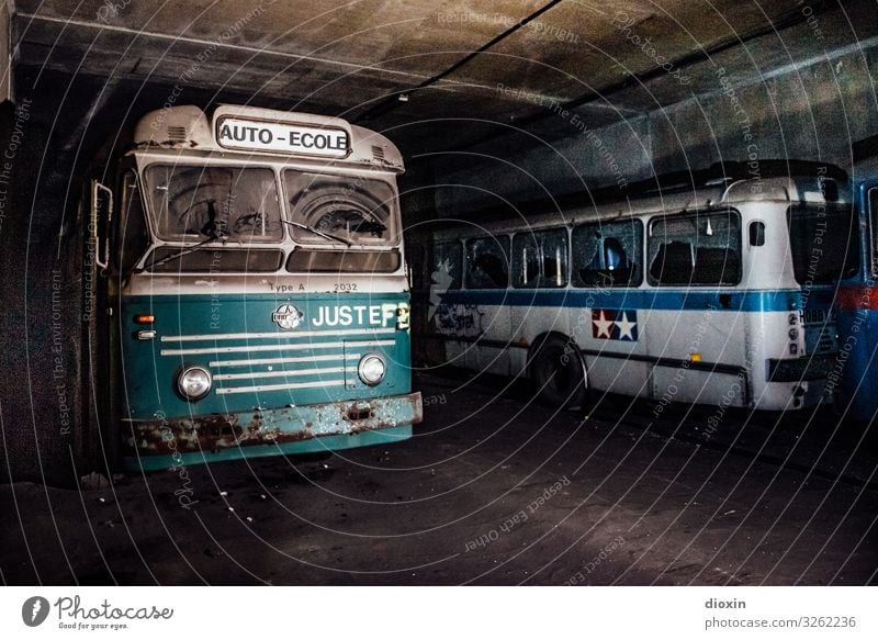 the tunnel | bus station Abenteuer Verkehr Verkehrsmittel Personenverkehr Öffentlicher Personennahverkehr Straßenverkehr Busfahren Tunnel Reisebus Oldtimer alt