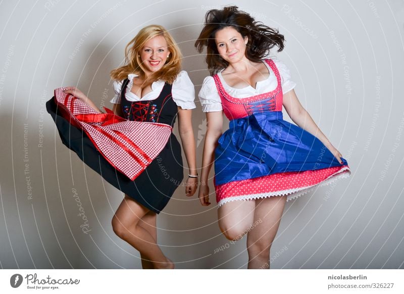 Ready to Oktoberfest Freude schön Freizeit & Hobby feminin Junge Frau Jugendliche Freundschaft 2 Mensch 18-30 Jahre Erwachsene Tanzen Bekleidung brünett blond