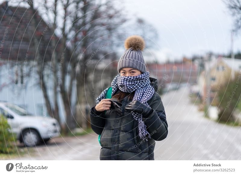 Erfreute asiatische Touristin in warmer Kleidung in verschneiter Natur reisen Winter Schnee Berge u. Gebirge Frau laufen Bekleidung Lächeln zufrieden Inhalt