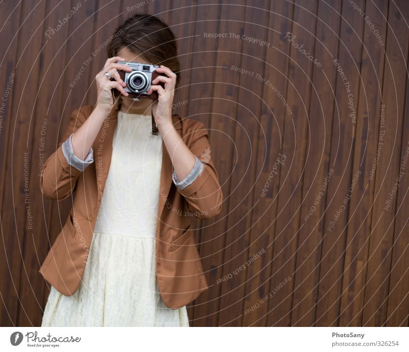 emoji at action, Fotokamera feminin Junge Frau Jugendliche Haare & Frisuren Arme Hand Finger 1 Mensch Blick retro braun weiß Fotograf Farbfoto Außenaufnahme