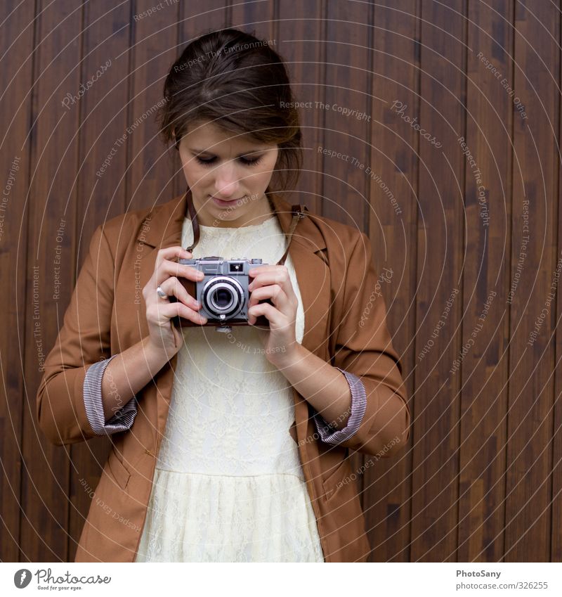 More than Work. It's Love. Fotokamera feminin Junge Frau Jugendliche Haare & Frisuren Gesicht 1 Mensch Blick alt retro braun Frauenbrust Holz Farbfoto