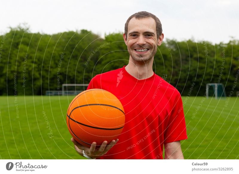 Junger Mann mit Basketball Lifestyle Sommer Sport Mensch Park Fitness spieler basketballspieler draussen sportplatz training mann sportlich lachen freundlich