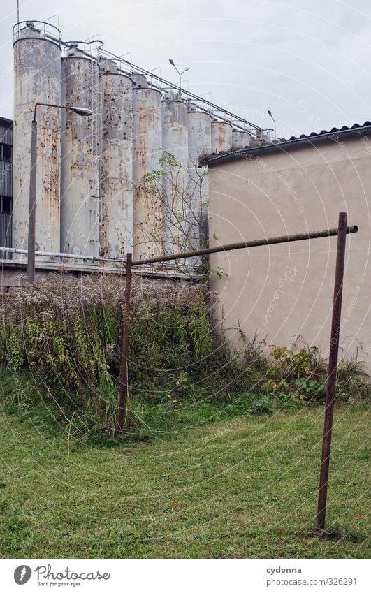 Nüscht los hier Herbst Wiese Industrieanlage Fabrik Architektur Mauer Wand ästhetisch Einsamkeit Endzeitstimmung Krise Misserfolg Nostalgie Pause ruhig