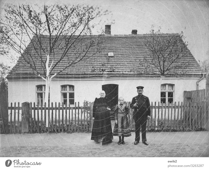 Enkeltrick Mensch Mädchen Großvater Großmutter Familie & Verwandtschaft Baum Dorf Haus Fenster Tür Dach Dachrinne Schornstein Vorgarten Bretterzaun beobachten