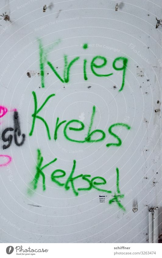 Geschriebenes l Alliteration Mauer Wand Fassade grün Graffiti Krieg Krebs Keks Schmiererei gesprüht Redewendung negativ positiv Aussage aussagekräftig