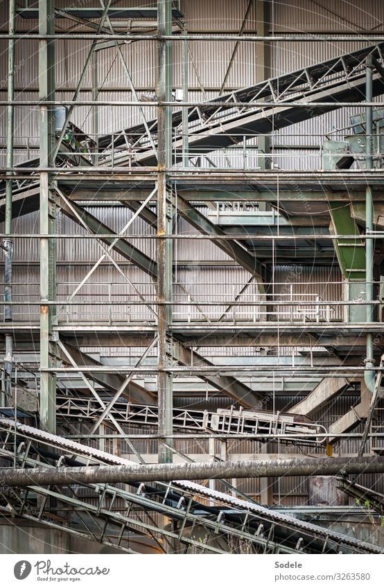 Innenleben eines historischen alten Kieswerks Anlage Förderband Installation Kiesabbau Ruine bodenschätze etagen förderbänder industrieanlage