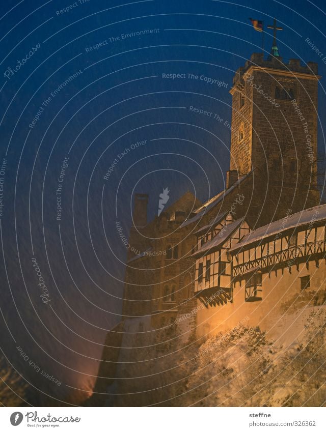 Schneegestöber Burg oder Schloss kalt Schneefall Wartburg Fachwerkfassade Turm Winter Farbfoto Textfreiraum links Textfreiraum oben