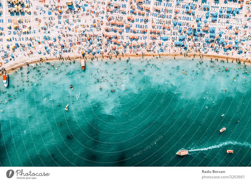 Menschenmenge am Strand, Luftaufnahme im Sommer Schwimmen & Baden Ferien & Urlaub & Reisen Tourismus Abenteuer Freiheit Sommerurlaub Sonne Sonnenbad Meer Wellen