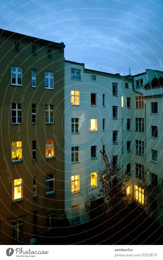 Zehn erleuchtete Fenster Abend Altbau dunkel Dämmerung Fassade Haus Himmel Himmel (Jenseits) hinten Hinterhof Hof Innenhof Stadtzentrum Mauer Mehrfamilienhaus