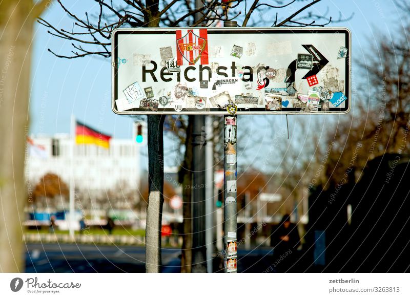 Zum Reichstag bitte nach rechts Architektur Berlin Deutscher Bundestag Deutschland Hauptstadt Bundeskanzler Amt Parlament Regierung Regierungssitz