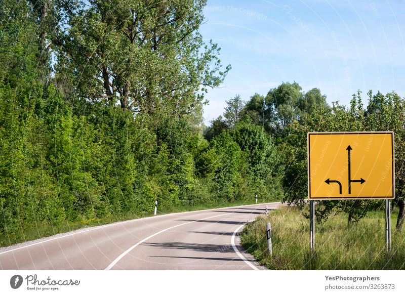 Leere Straße und Straßenschild mit Richtungspfeilen. Kreuzungsschild Ferien & Urlaub & Reisen Ausflug Sommer Natur Schönes Wetter Baum Verkehr Verkehrswege