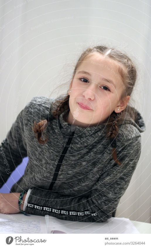 . Mädchen Kindheit Jugendliche Leben 1 Mensch 8-13 Jahre Jacke Haare & Frisuren brünett Zopf Zöpfe Lächeln Blick authentisch Freundlichkeit schön einzigartig