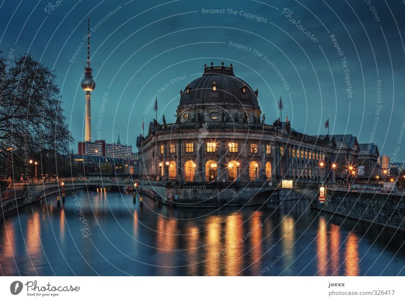 Zwischen Tag und Nacht Wasser Himmel Schönes Wetter Baum Flussufer Hauptstadt Stadtzentrum Menschenleer Haus Brücke Turm Architektur Funkturm Sehenswürdigkeit