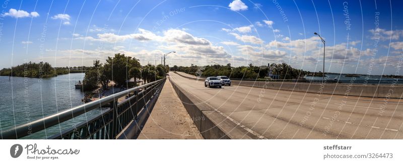 Richard E. "Pete" Damon-Gedenkbrücke in Jupiter Meer Natur Landschaft Küste Brücke Architektur Segelboot Wasserfahrzeug tauchen blau