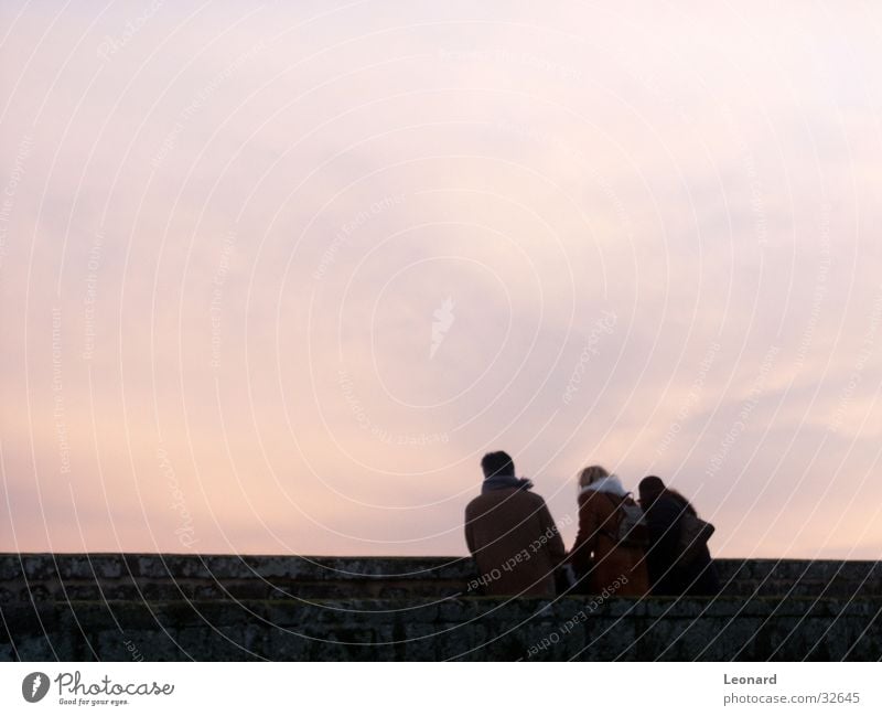 Ansicht vom Schloß Mensch Mann Frau Sonnenuntergang Wolken Wand Menschengruppe Himmel