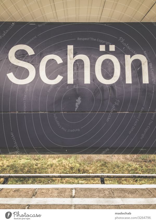 Schön (not) Verkehr Verkehrsmittel Schienenverkehr Bahnfahren Bahnhof Bahnsteig Zeichen Schriftzeichen Schilder & Markierungen Hinweisschild Warnschild dreckig