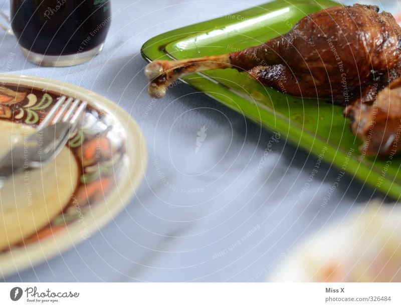 Keule Lebensmittel Fleisch Ernährung Abendessen Festessen Wein Geschirr Essen Feste & Feiern Erntedankfest lecker Völlerei Gänsebraten Gans Ente Skelett