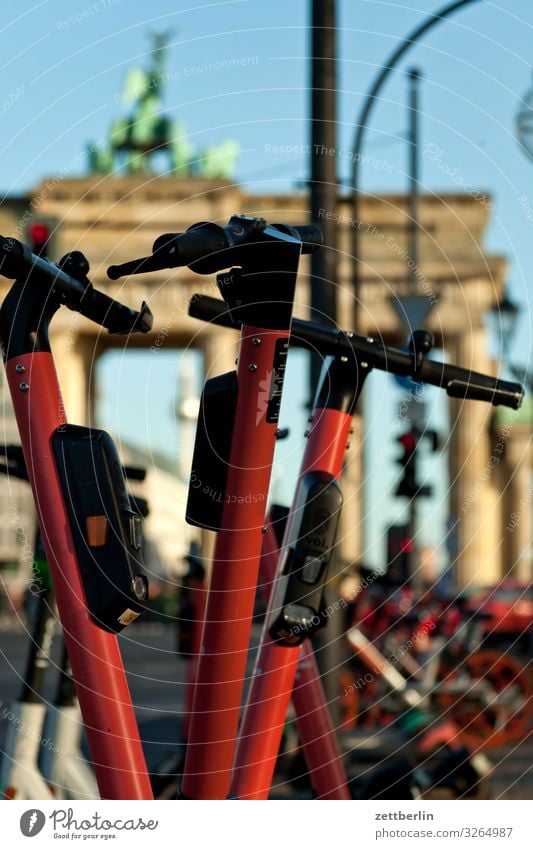 E-Roller am Brandenburger Tor Berlin Großstadt Hauptstadt Stadtzentrum Portal Tourismus Wahrzeichen Kleinmotorrad Tretroller Personenverkehr Bewegung