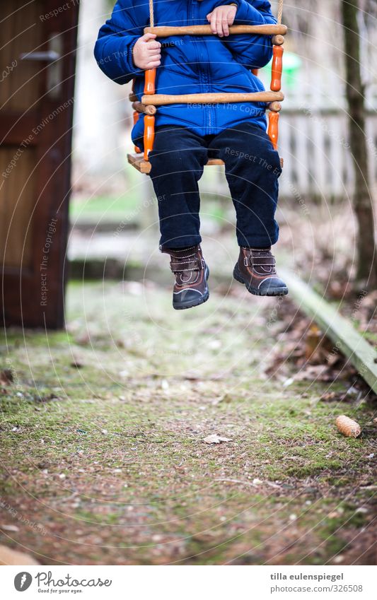 einfach mal abhängen Freizeit & Hobby Spielen Kind Kleinkind Kindheit 1 Mensch 1-3 Jahre Hose Schuhe sitzen warten festhalten Schaukel Winterstimmung Farbfoto