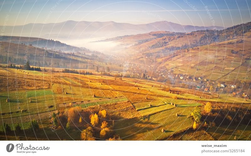 Landwirtschaftliche Felder auf Hügeln. Neblige ländliche Szene am Morgen Ferien & Urlaub & Reisen Ausflug Ferne Freiheit Sommer Berge u. Gebirge Haus Hausbau