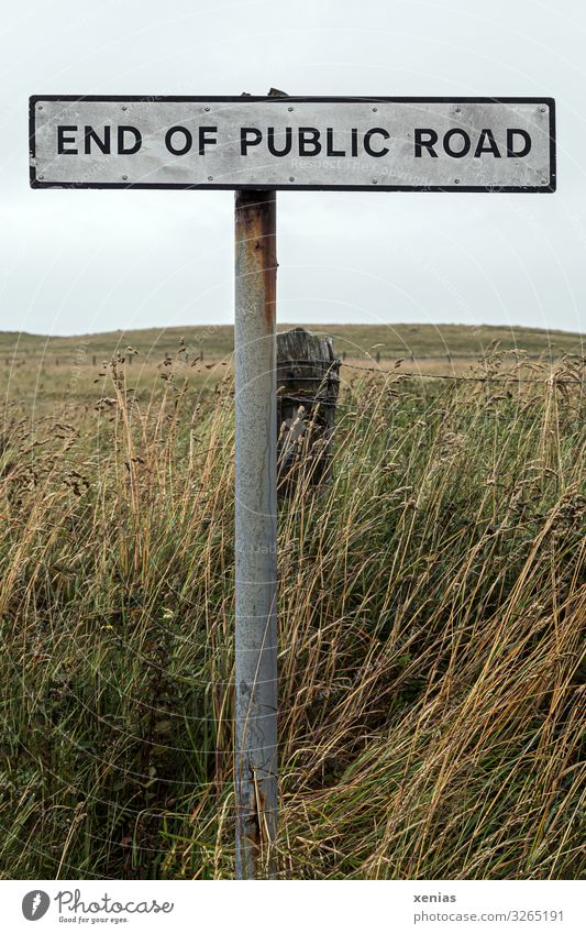 Schild "end of public road" Großbritannien Verkehr Verkehrswege Straße Verkehrszeichen Verkehrsschild sign Ende brexit Textfreiraum oben Textfreiraum unten