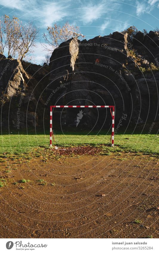 alte Fußballtorsportgeräte auf dem Spielfeld Gerichtsgebäude Tennisnetz Internet Seil Sport Sportgerät Spielen aussetzen Straße Park Spielplatz Außenaufnahme