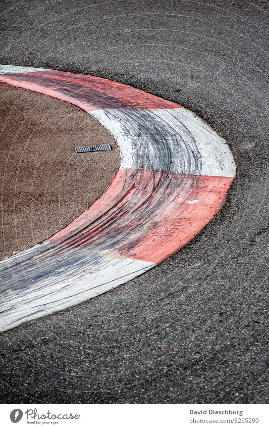 Brettern für den Klimawandel Verkehr Verkehrsmittel Straßenverkehr Autofahren Sportwagen Kontrolle Umweltschutz Ziel Formel 1 Rennbahn CO2-Ausstoß Hochformat