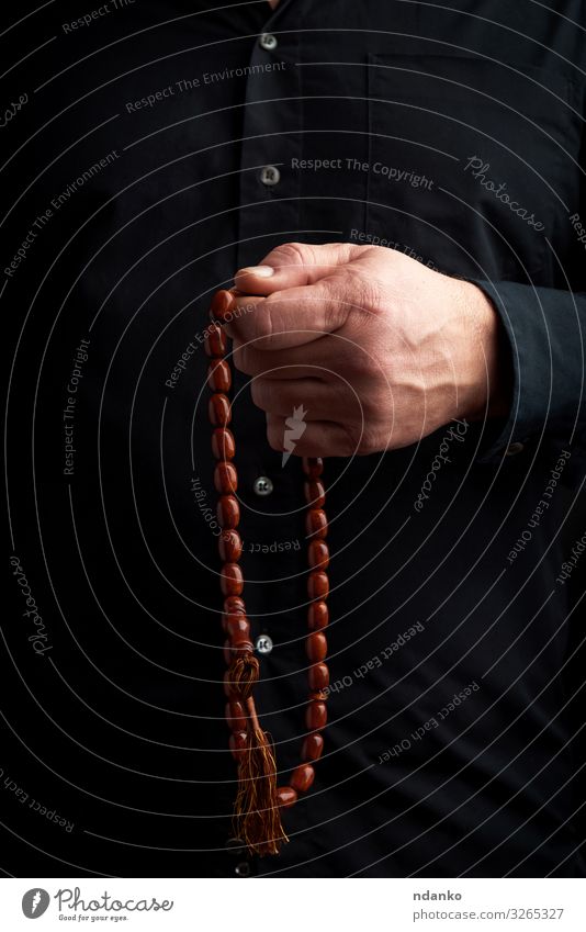 Mann im schwarzen Hemd hält einen Rosenkranz aus braunen Steinen Meditation Mensch Erwachsene Arme Hand Finger Kultur Vertrauen Hoffnung Religion & Glaube