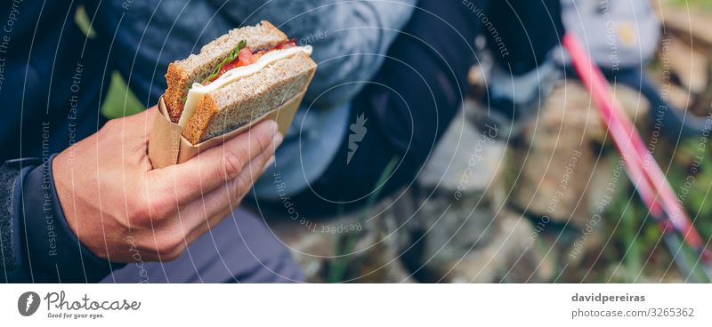 Sandwich, das ein Paar beim Trekking essen wird. Essen Lifestyle Freizeit & Hobby Ferien & Urlaub & Reisen Abenteuer Berge u. Gebirge wandern Sport Klettern