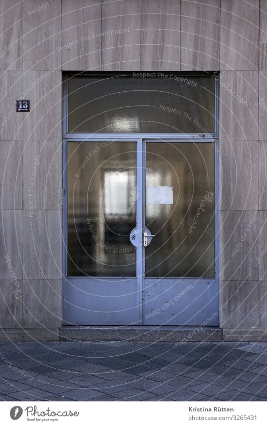 nummer 13 Haus Gebäude Architektur Fassade Tür Stein Glas Metall trist blau grau Eingangstür Glastür außen Durchblick opak durchsichtig opazität seiteneingang