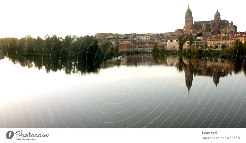 Salamanca Panorama (Aussicht) Baum Haus Stadt Gebäude Kuppeldach Spanien Europa Reflexion & Spiegelung Fluss Wasser Himmel blau Dom Turm groß