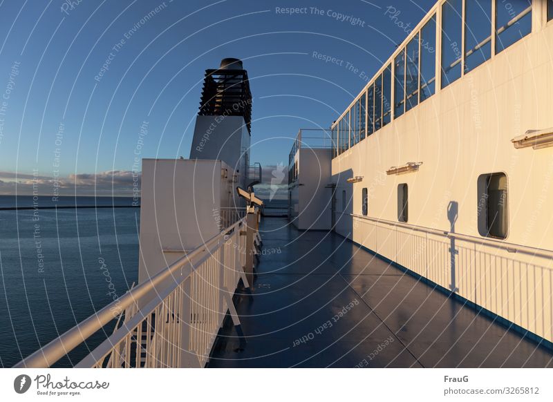 auf der Fähre Urlaub Ferien & Urlaub & Reisen Tourismus Reisefotografie Meer Ostsee Überfahrt Schifffahrt Wasserfahrzeug An Bord Schiffsdeck Schornstein Reling