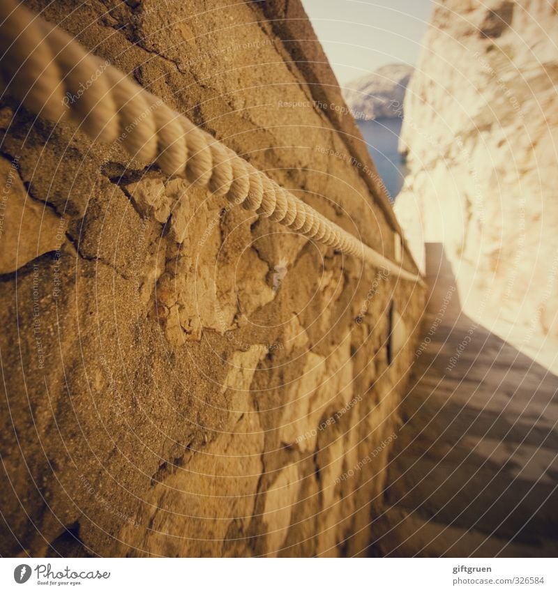 "...und das bei der hitze!" Umwelt Natur Urelemente Wasser Himmel Schönes Wetter Felsen Meer gehen Treppe Seil Halterung Griff Geländer Stein Steinmauer