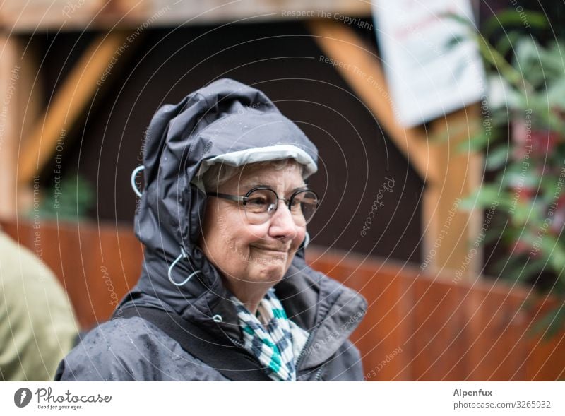 not amused | UT HH19 Mensch feminin Frau Erwachsene Weiblicher Senior schlechtes Wetter Selbstbeherrschung Ärger gereizt Frustration Entschlossenheit Erwartung