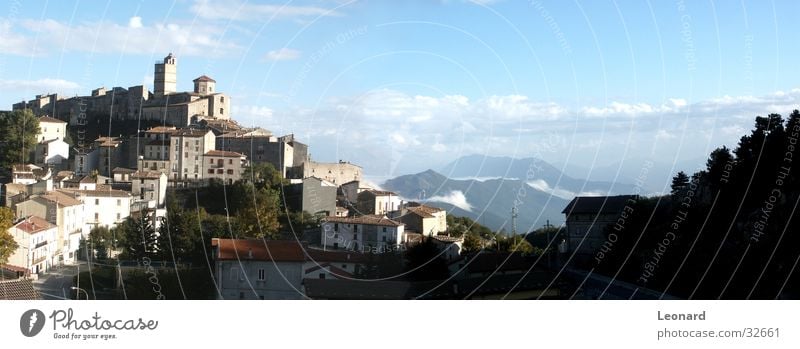 Italienisches Dorf Haus Baum Hügel Wolken Europa Schulunterricht Berge u. Gebirge Senke Himmel Straße