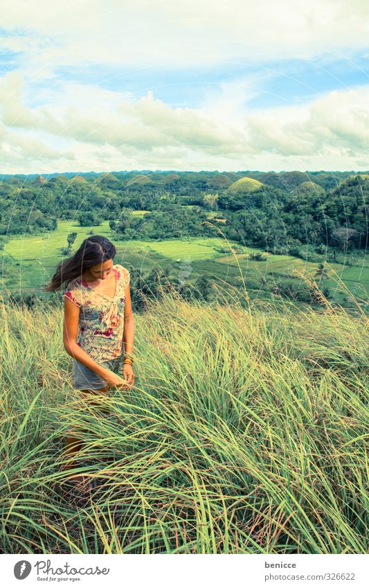 Grasig Frau Mensch Wiese Hügel Traurigkeit Trauer Mut Einsamkeit einzeln Single Chocolate Hills Philippinen Mädchen Kleid Wind beklemmend Natur Landschaft