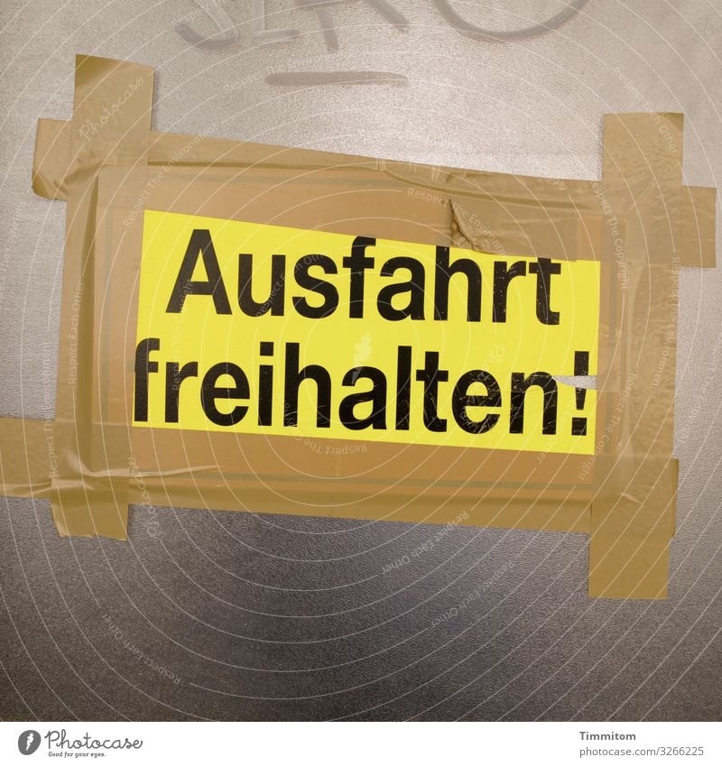 Ausfahrt Stadt Haus Tür Tor Kunststoff Schriftzeichen Hinweisschild Warnschild Armut einfach braun gelb schwarz Gefühle Ordnung Problemlösung Klebeband