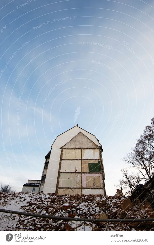 stilmix Himmel Sonnenlicht Winter Schönes Wetter Chemnitz Stadt Haus Ruine Mauer Wand einzigartig bauen Zerreißen Sanieren Baustelle Hausbau Grundriss Farbfoto