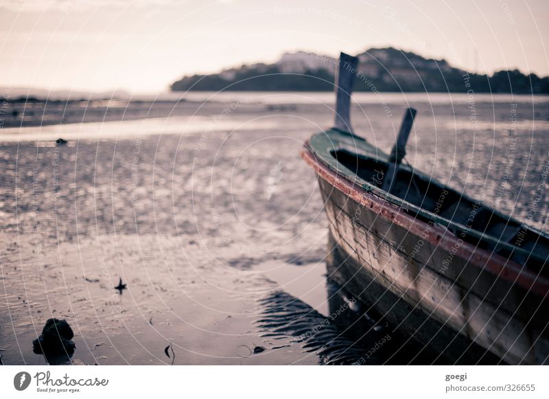 Ebbe Sand Wasser Himmel Küste Strand Fischerboot Segelboot Ruderboot exotisch maritim nass Abenteuer Einsamkeit Horizont Idylle Ferien & Urlaub & Reisen