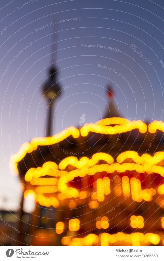 Weihnachtsmarkt unscharf fotografiert Winter Weihnachten & Advent mehrfarbig Hintergrundbild Berlin Deutschland Alexanderplatz Fernsehturm Karussell glänzend