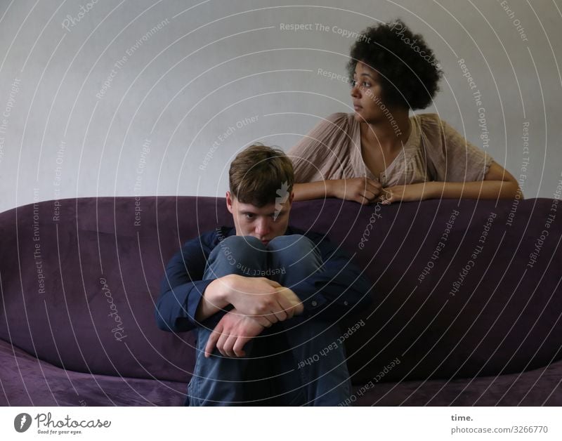 Janis & Ansiré Sofa Raum maskulin feminin Frau Erwachsene Mann 2 Mensch Theaterschauspiel Schauspieler Hemd Hose kurzhaarig langhaarig Locken Afro-Look