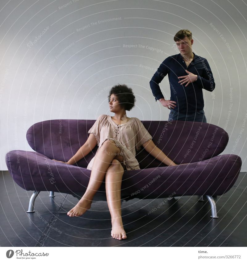 Sofa Story Raum maskulin feminin Frau Erwachsene Mann 2 Mensch Theaterschauspiel Schauspieler Hemd Hose Barfuß kurzhaarig langhaarig Locken Afro-Look beobachten