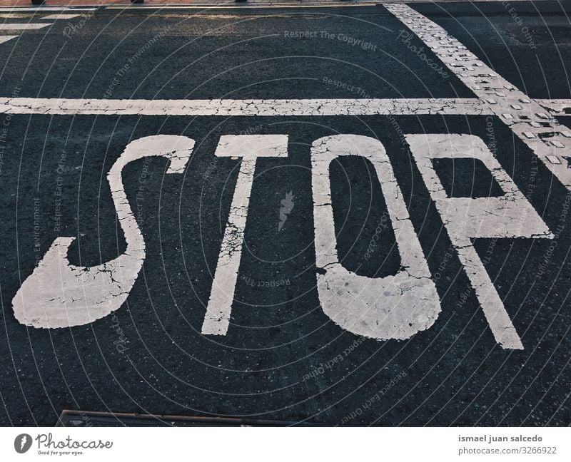 Haltestelle Straßenschild auf der Straße auf der Straße in Bilbao City, Spanien stoppen Verkehrsgebot Signal Asphalt Hinweisschild Großstadt Verkehrsschild