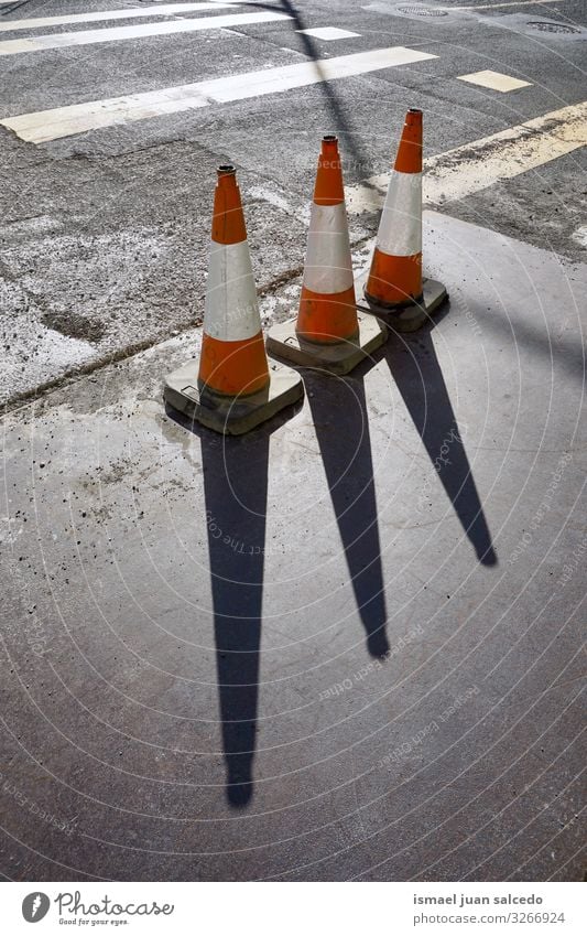 Verkehrskegel auf der Straße auf der Straße. Reparatur der Straße Verkehrsleitkegel Zapfen Arbeit & Erwerbstätigkeit Signal Vorsicht Zeichen Symbole & Metaphern