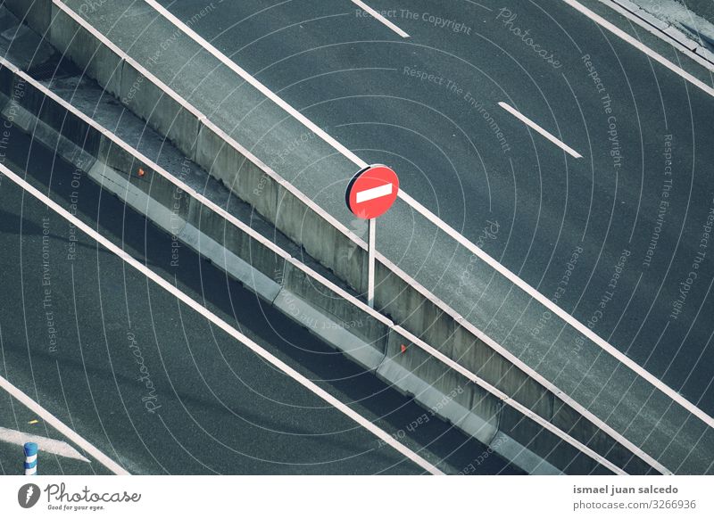 verbotene Ampel auf der Straße auf der Autobahn Verkehrsgebot Signal Verbotsschild stoppen Regie Ermahnung Großstadt Verkehrsschild Zeichen Symbole & Metaphern