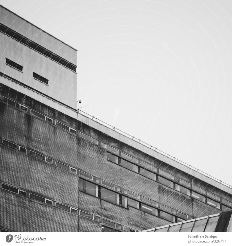 grau Glasgow Schottland Großbritannien Stadt Haus Hochhaus Bauwerk Gebäude Architektur trist Beton abwärts Abwärtsentwicklung Neigung Hochhausfassade eckig