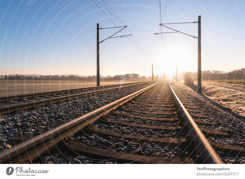 Eisenbahnschienen und frostige Landschaft. Bahngleise bei Sonnenaufgang Ferien & Urlaub & Reisen Ausflug Freiheit Winter Natur Schönes Wetter Verkehr