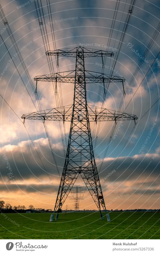 Hochspannungsmasten in einer schönen Landschaft mit bunten Wolken im Winter blau Kabel farbenfroh Konstruktion aktuell Gefahr Gerät Verteilung elektrisch